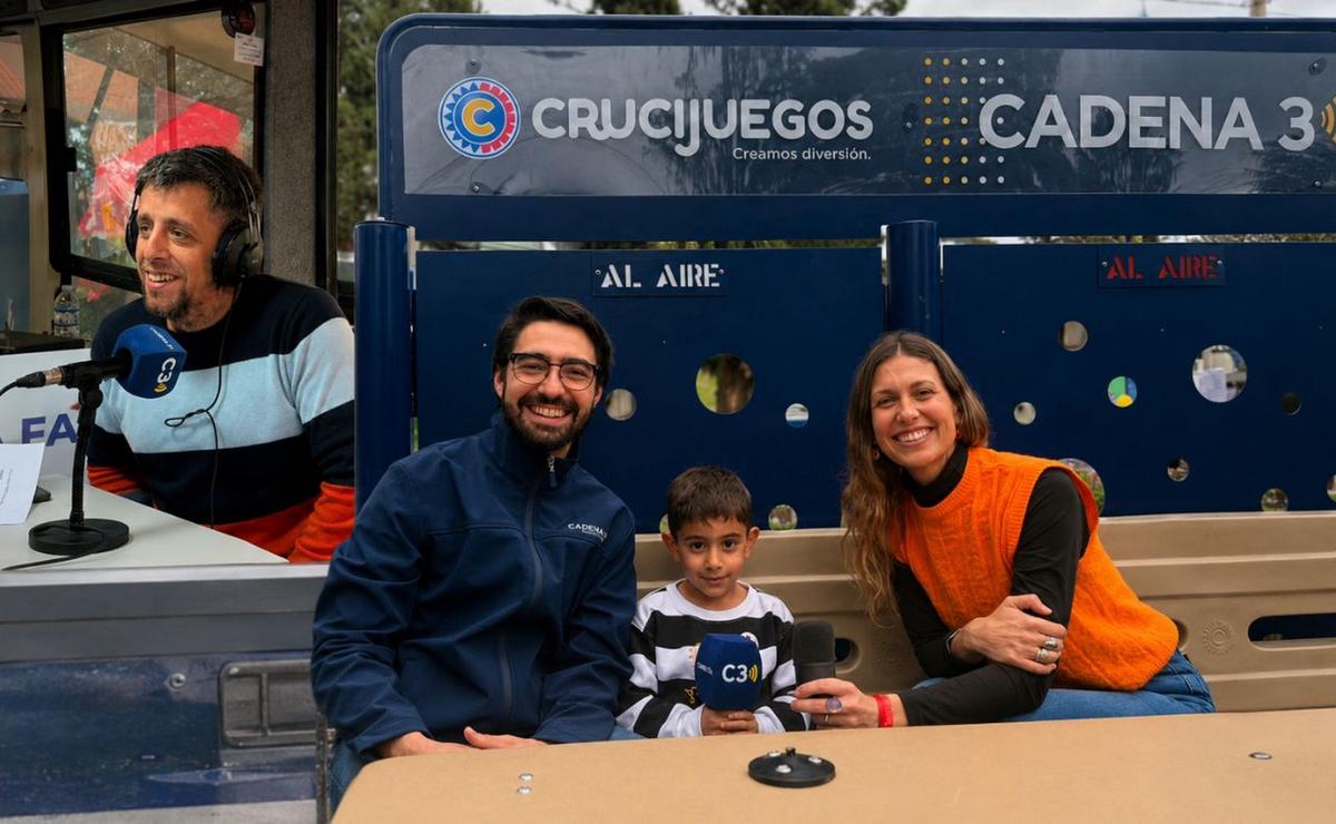 El espacio permite a los chicos jugar a hacer radio.