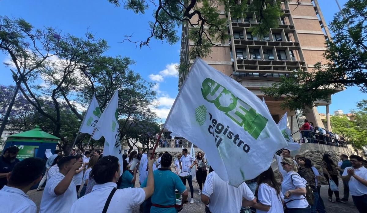 FOTO: Protesta del Suoem por las calles de Córdoba (Foto: Daniel Cáceres/Cadena3)