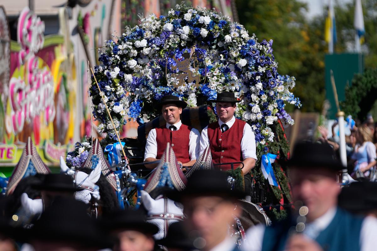 El Oktoberfest de Múnich cobra vida cuando el alcalde abre el primer barril