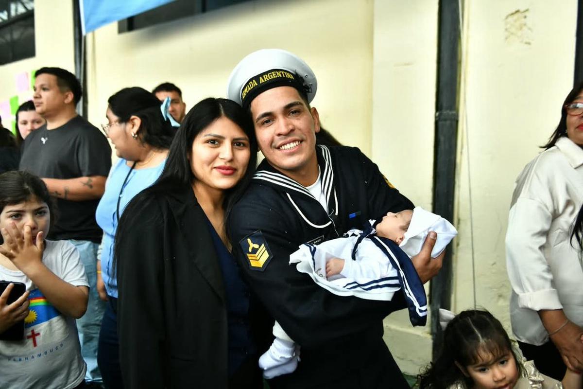 Emotivo reencuentro de un marino con su hija tras el nacimiento por videollamada