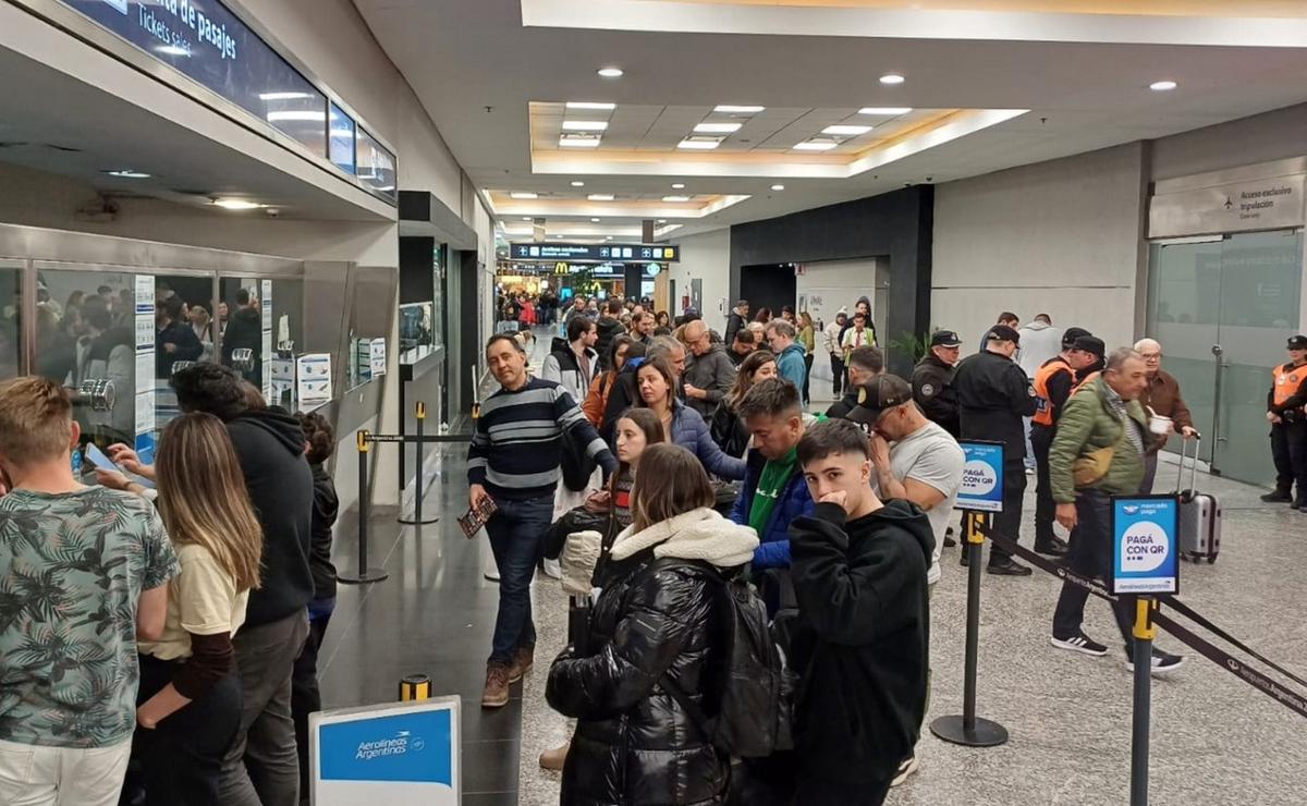 FOTO: Pasajeros varados este viernes en Aeroparque. (Orlando Morales/Cadena 3)