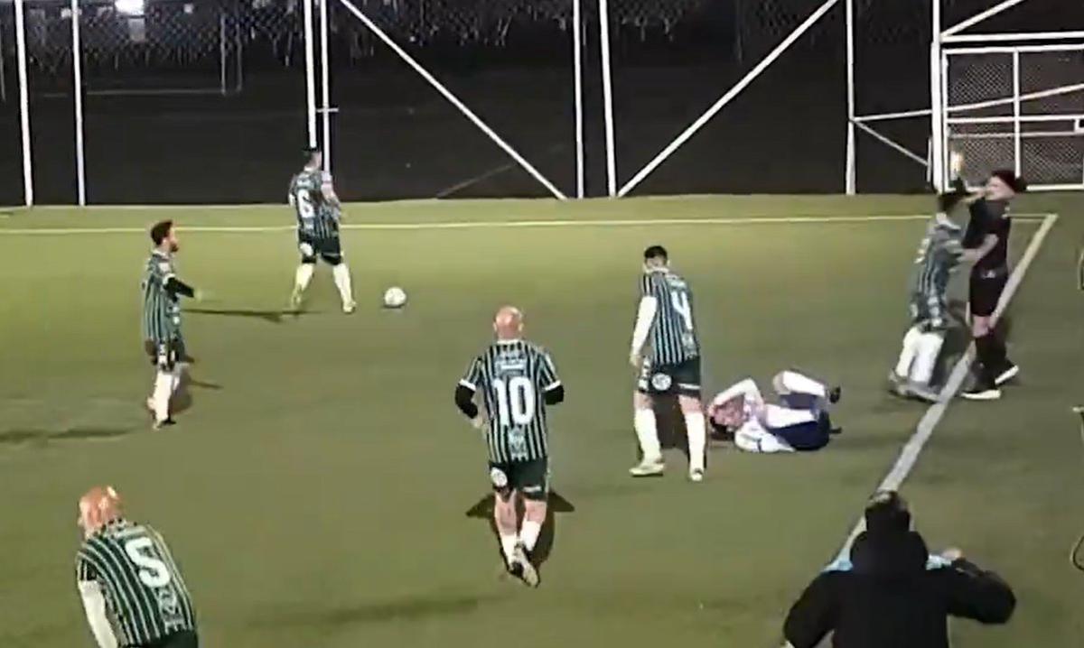 Brutal agresión a un juez de línea en un partido entre Racing y San Miguel: expulsaron al jugador