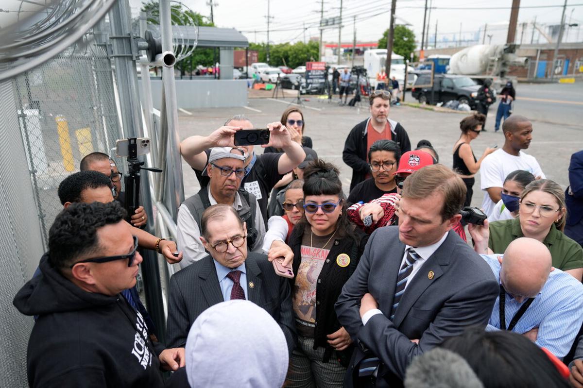 Congresistas visitan centro de detención en NJ donde activistas dicen que inmigrantes ayunan
