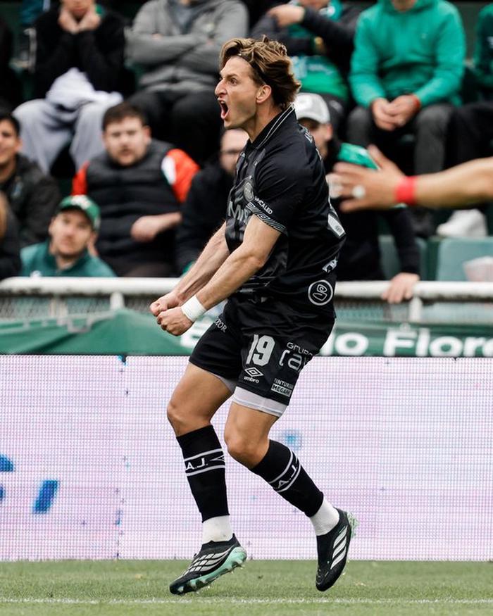 Argentinos Juniors se impone a Banfield y alcanza a Boca en la cima del torneo