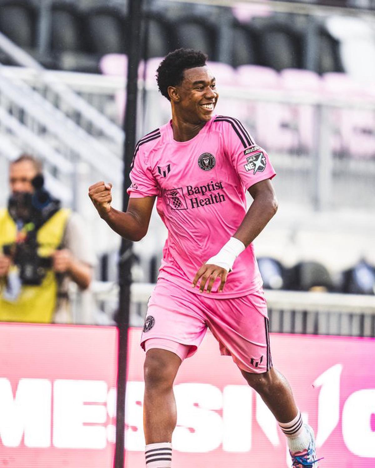 El delantero Zidane Cadet festeja su segundo gol en el triunfo ante Newell's.