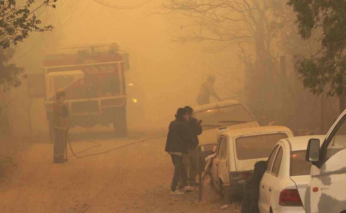 FOTO: Devastación por el incendio que azota a Los Cocos. (Foto: Daniel Cáceres/Cadena 3)