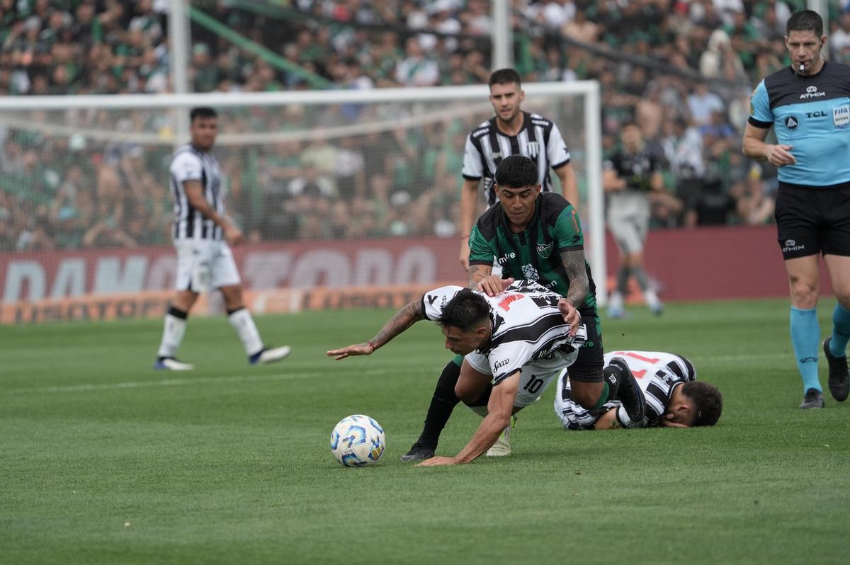 FOTO: Gimnasia y San Martín, en 