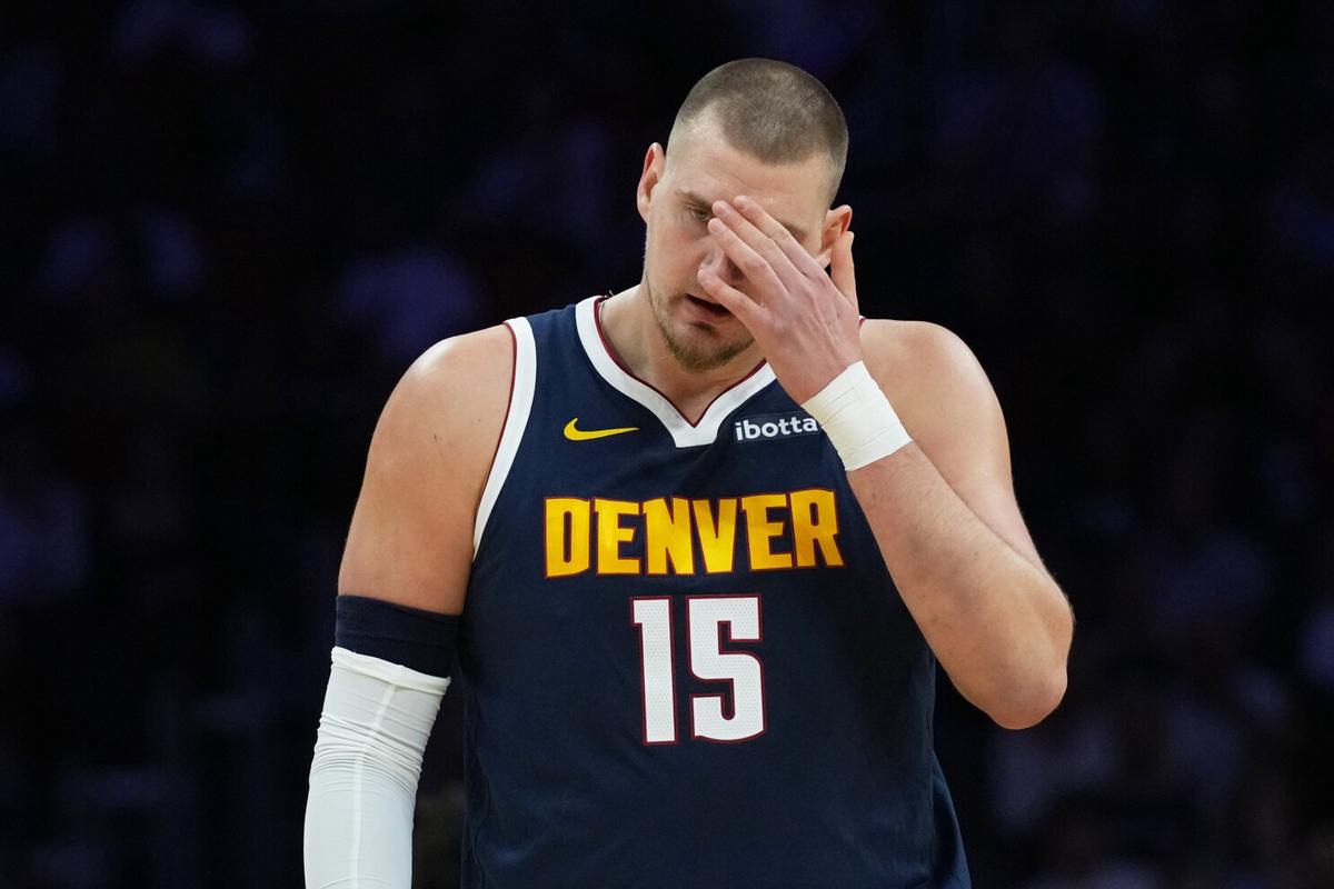 La estrella de los Nuggets Nikola Jokic se lesiona la rodilla izquierda y sale cojeando en Miami