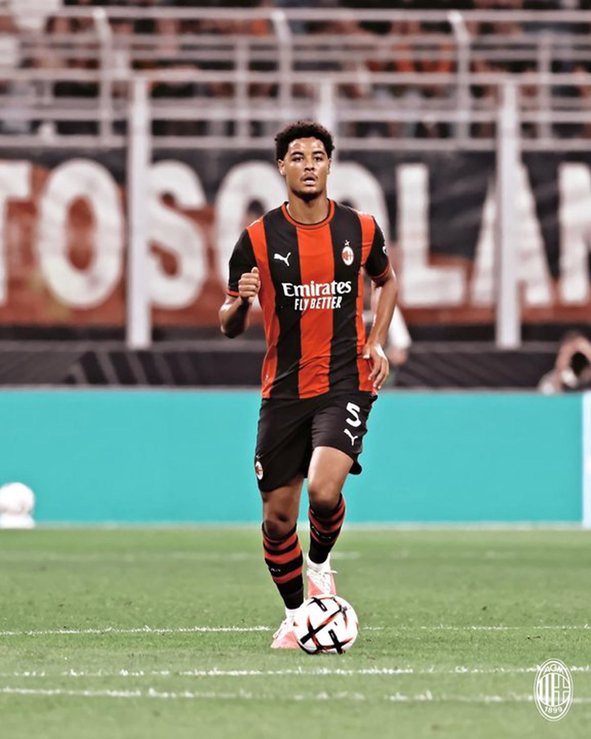 Koni De Winter controla la pelota durante la derrota del Milan.