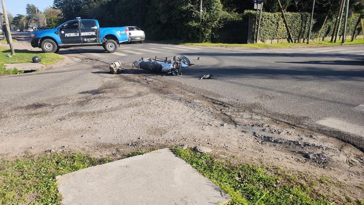 Trágico accidente en City Bell: falleció un motociclista tras colisión con una camioneta