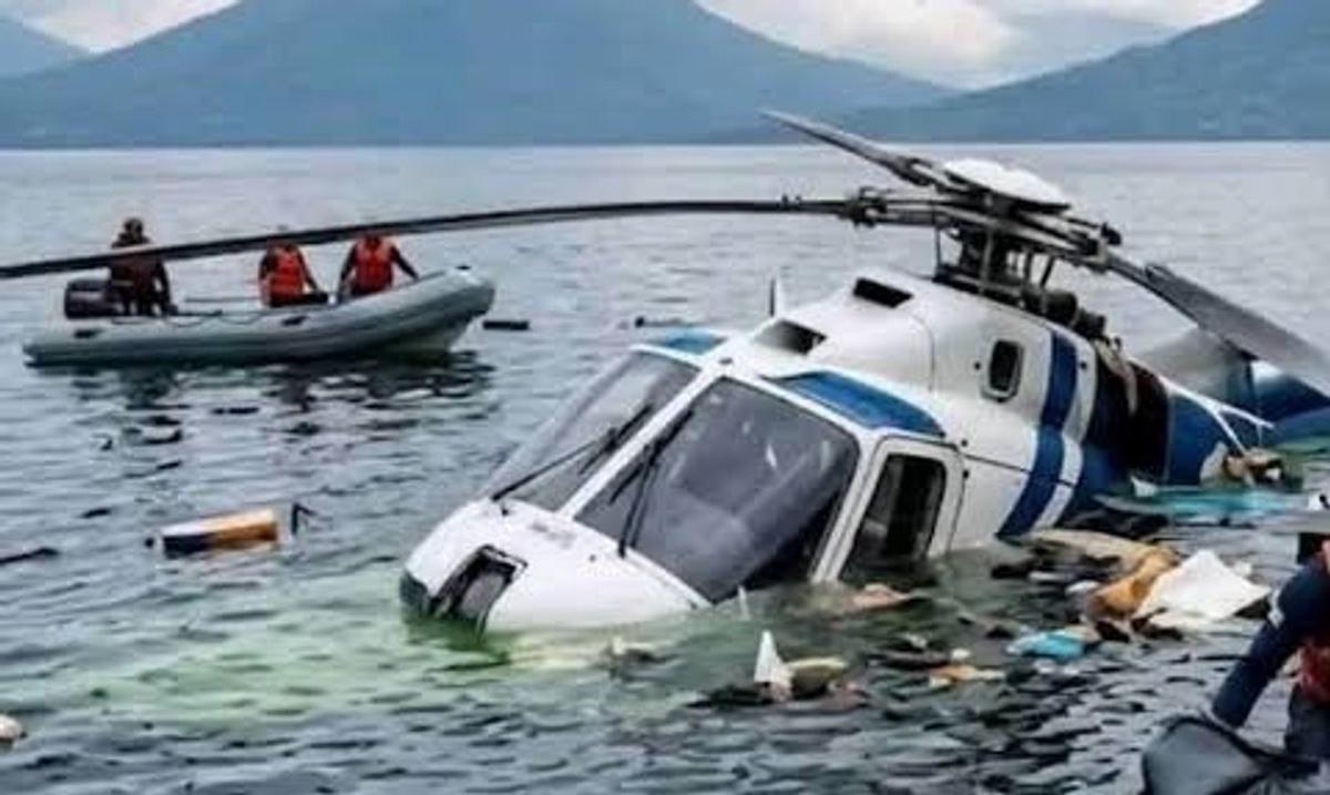 El helicóptero cayó al lago, pero sus ocupantes se salvaron.