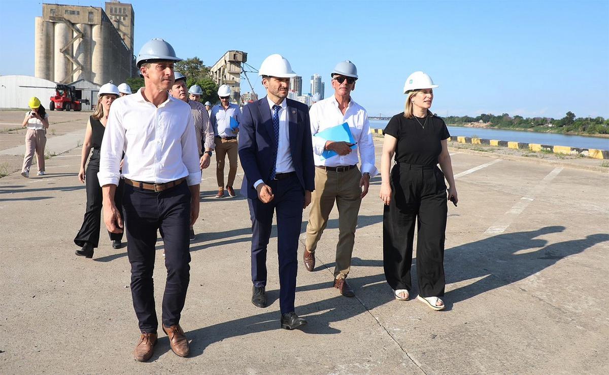 FOTO: En medio de la polémica por la hidrovía, Pullaro recorrió el puerto Santa Fe. 