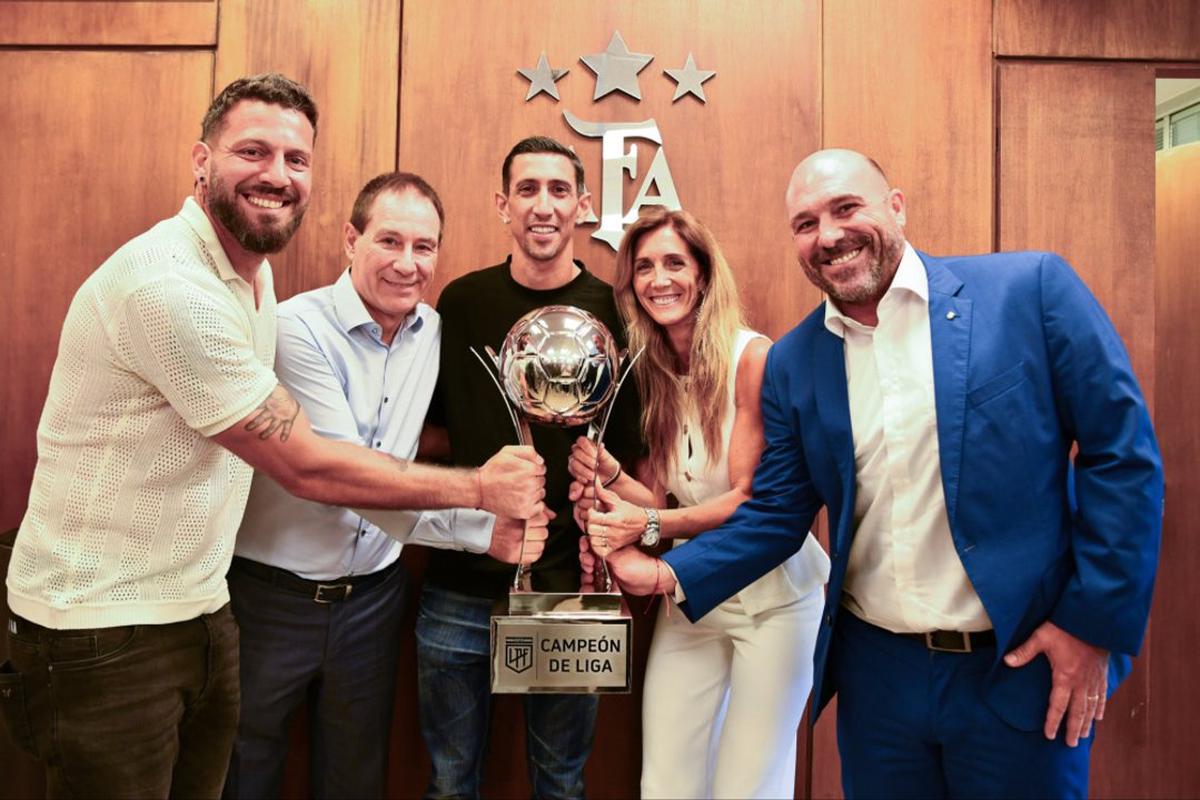 Jugadores y dirigentes de Rosario Central reciben el