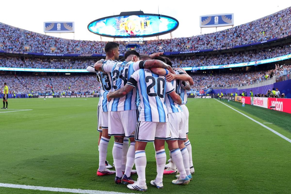 La Selección argentina festeja el primer gol del partido.