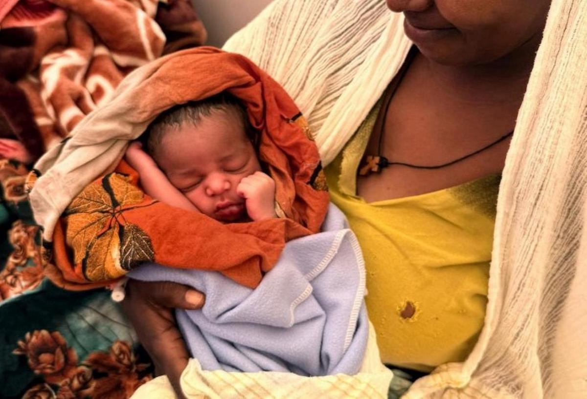 FOTO: Bebés nacidos en medio de la crisis: historias de esperanza en las maternidades