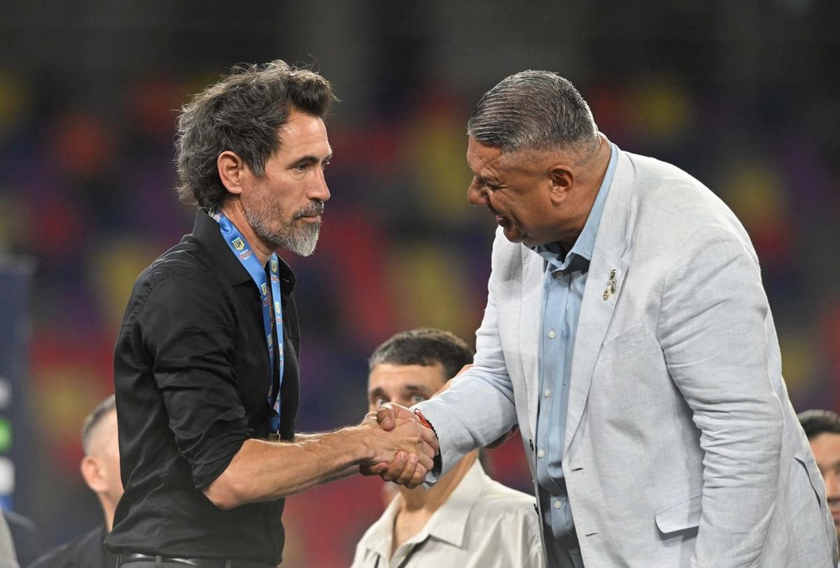 Eduardo Domínguez saludó a Tapia con seriedad.