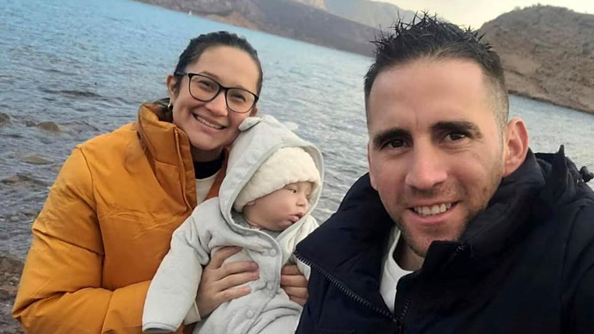 Nahuel Gallo junto a su esposa María Alexandra y su hijo, Victor.