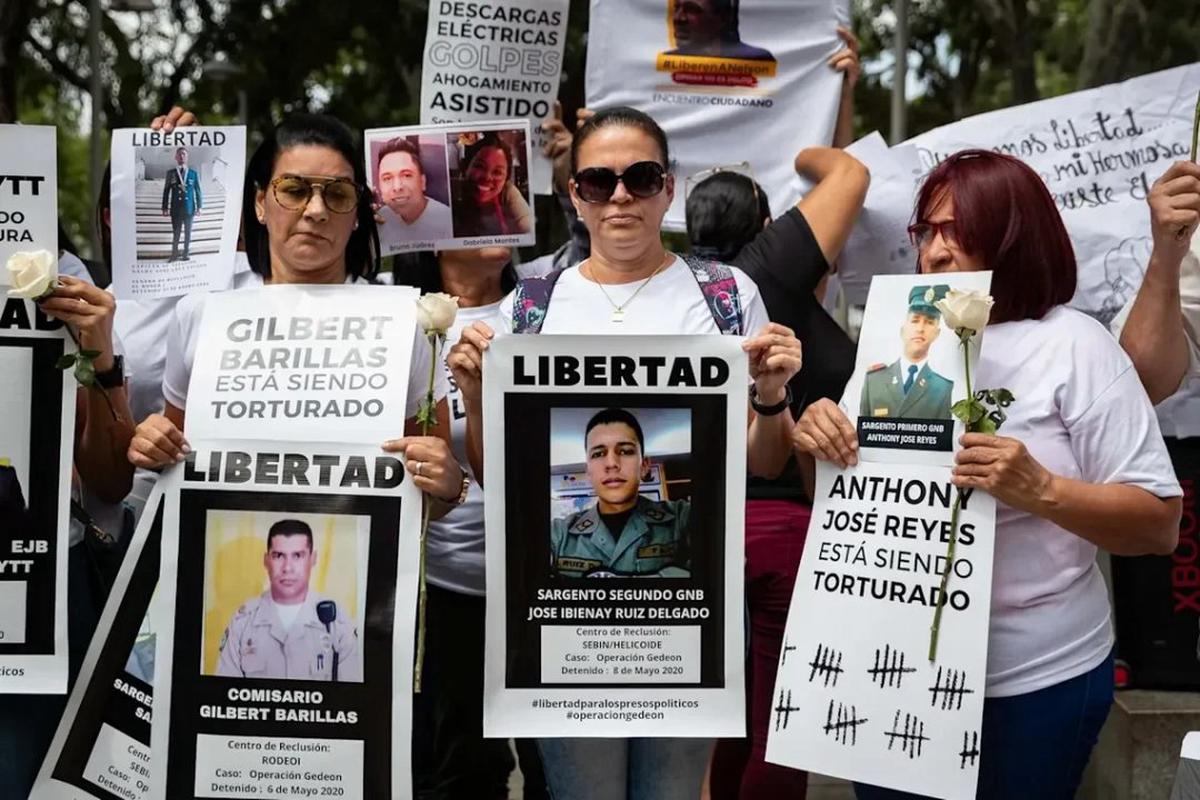 Familiares de presos políticos piden la liberación de sus seres queridos, en el exterior de la cárcel Rodeo. Foto: Agencia NA/Redes.