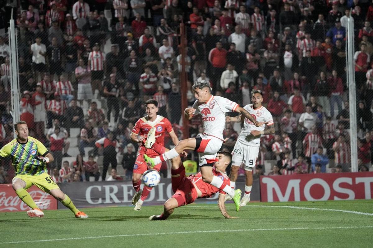 FOTO: El momento donde Lázaro marca el gol del triunfo