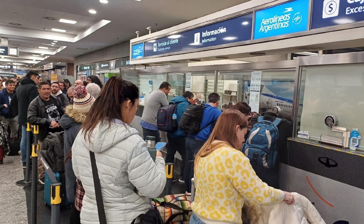 FOTO: Miles de pasajeros afectados por la medida en el Aeroparque. 