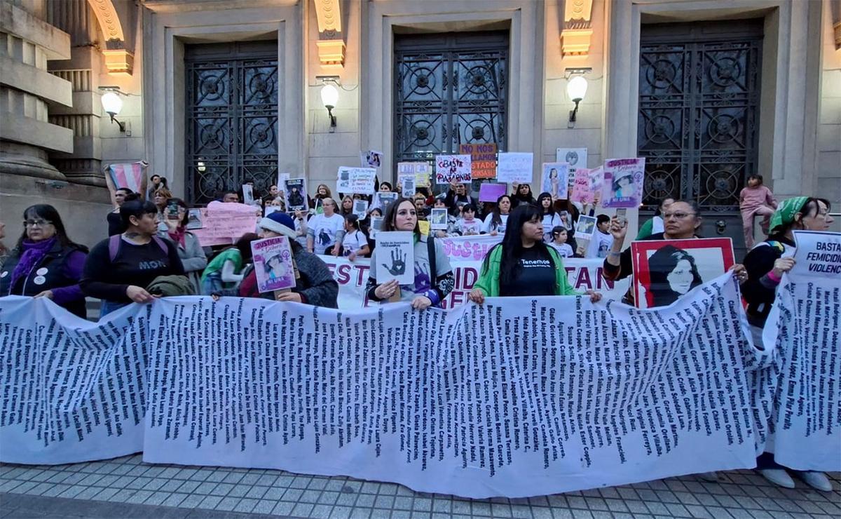 Multitudinaria marcha en Rosario contra los femicidios y la violencia de género.