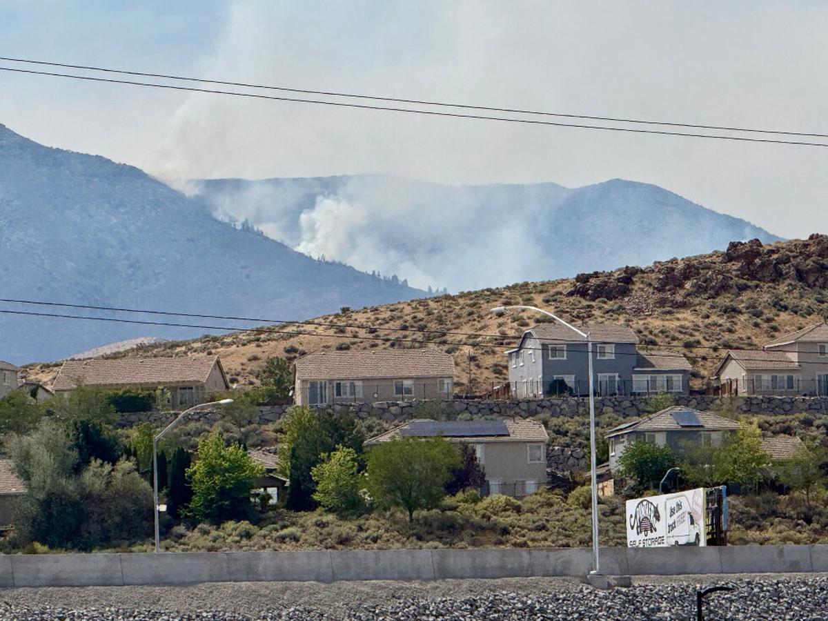 Nevada ordena evacuar a 90.000 personas mientras crece incendio forestal