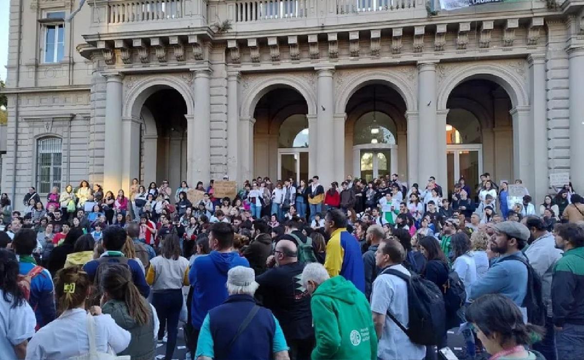 FOTO: Vigilia contra el cierre del Hospital Laura Bonaparte en Buenos Aires. (Gentileza)