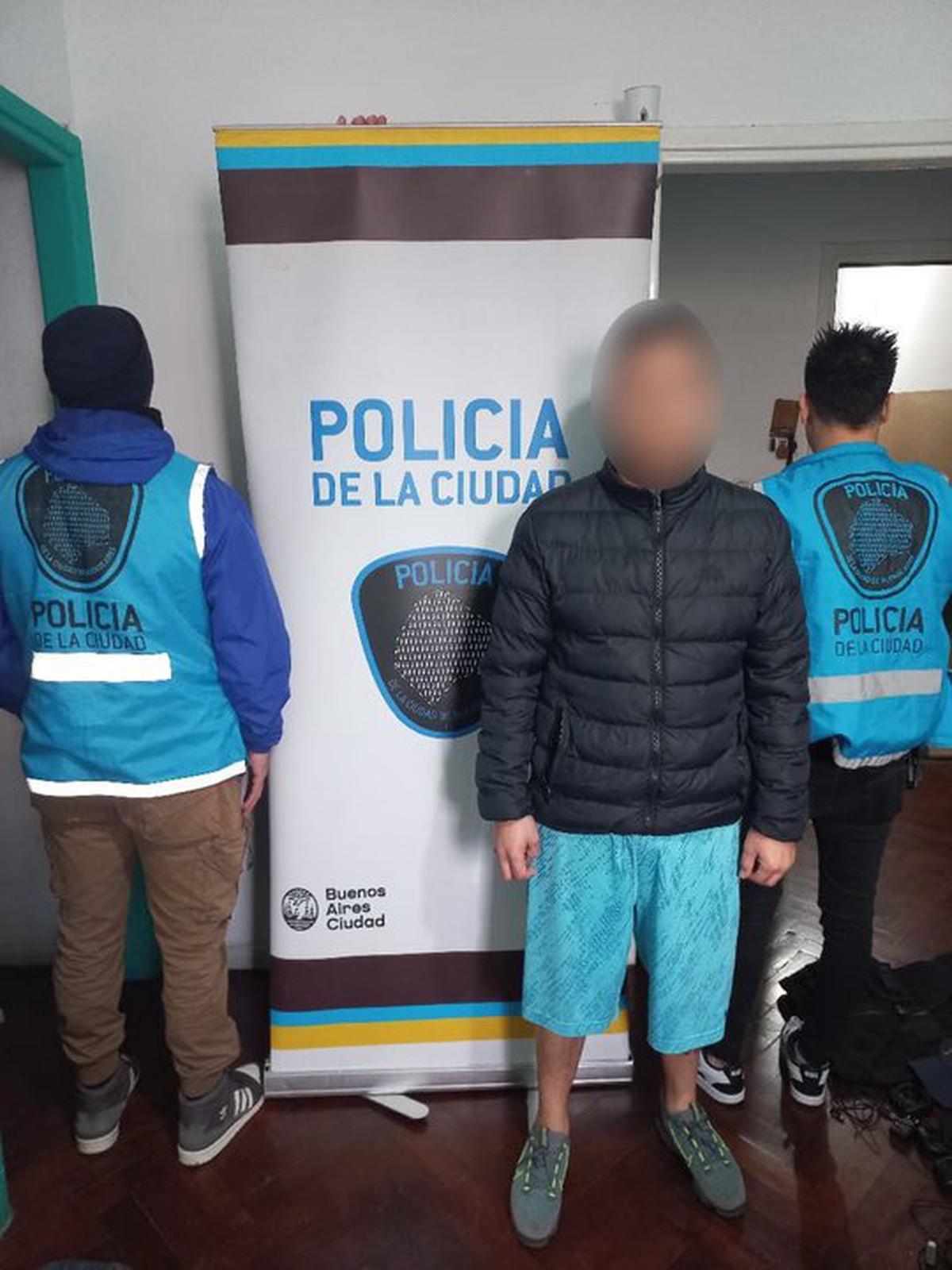 Detienen nuevamente a un falso policía en San Cristóbal por delitos previos