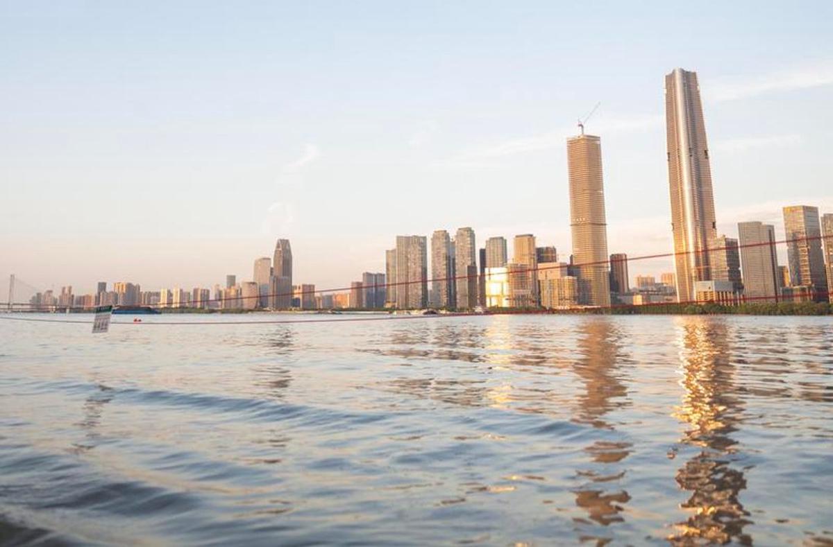 Las lluvias afectaron también a otras regiones en China. Plataforma turística sumergida a orillas del río Yangtse, en Hankou de Wuhan, provincia de Hubei.