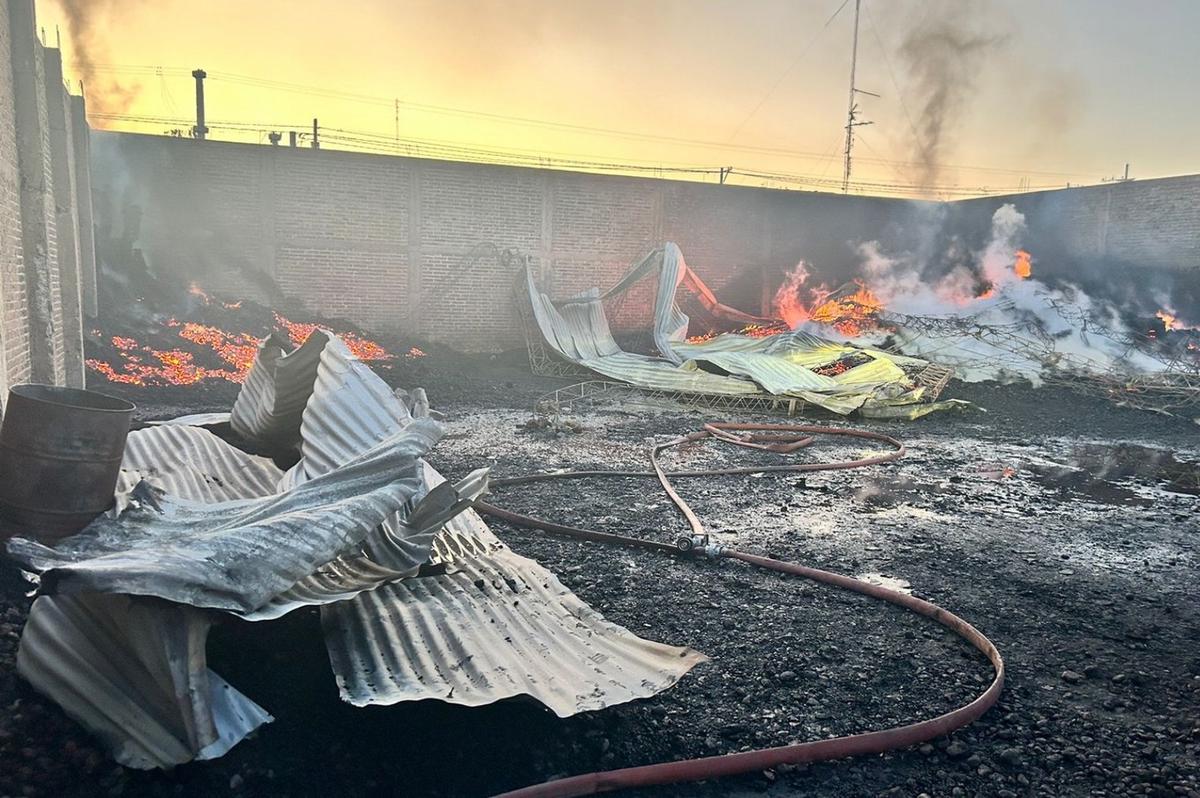 FOTO: Incendio en un galpón de acopio de tarimas de maderas en barrio San Jorge