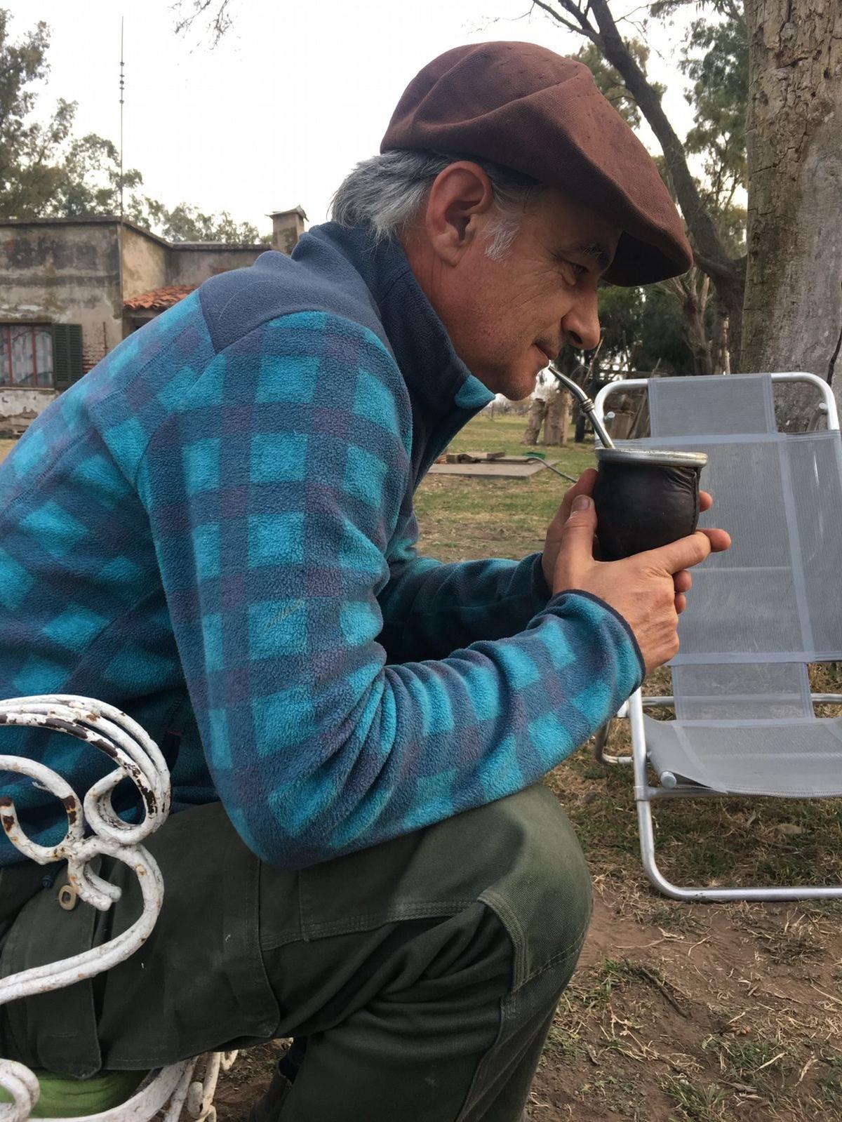 FOTO: Mate en mano. Para Bergues, el campo tiene un última carta para jugar.