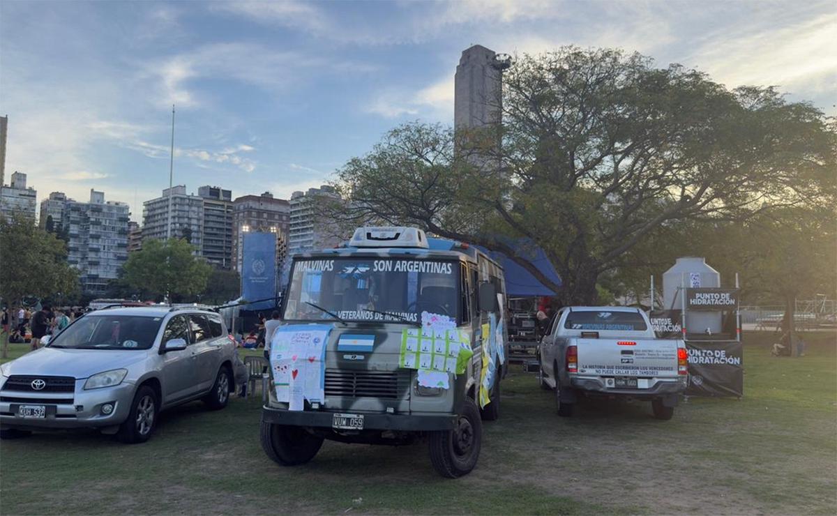 Vigilia por Malvinas en Rosario, frente al Monumento a la Bandera. 