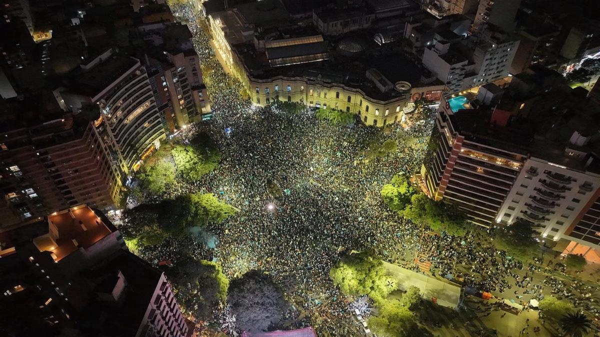 Una multitud pirata festeja el triunfo de Belgrano. (Daniel Cáceres/Cadena 3)