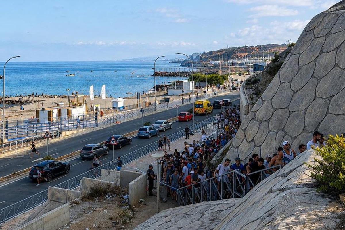 Migrantes irregulares ingresando a Ceuta el 30 de julio de 2026.