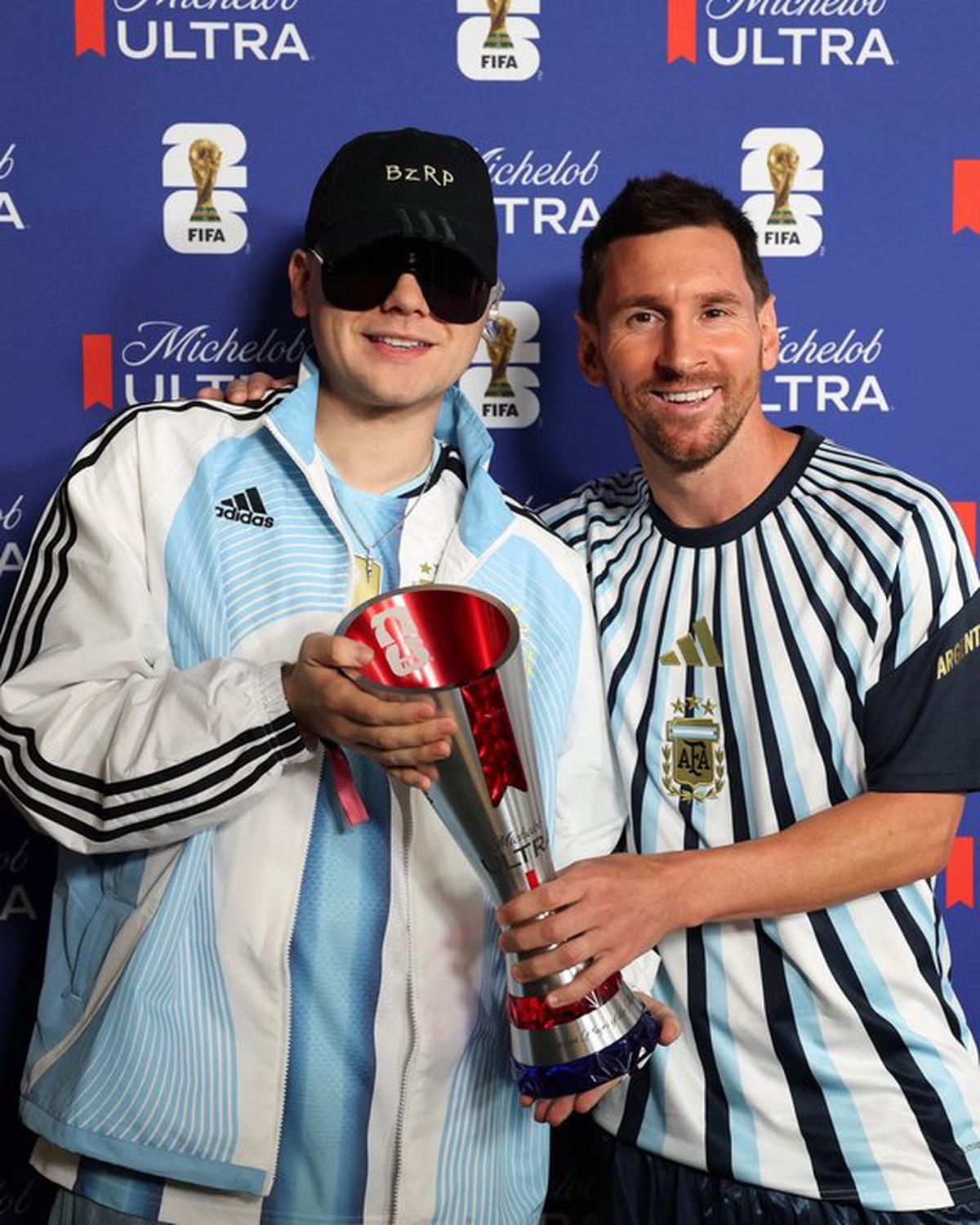 Bizarrap le entregó el premio MVP a Leo Messi.
