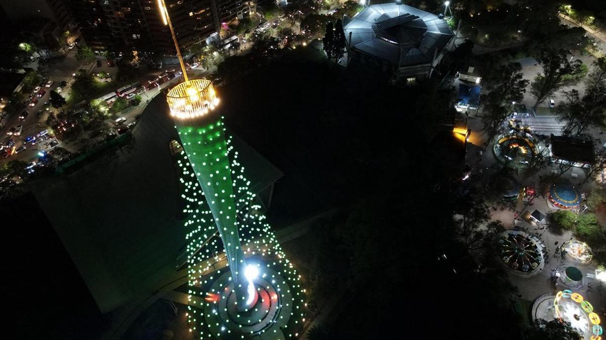Ya está encendido el árbol de Navidad en Córdoba. (Foto: Daniel Cáceres/Cadena 3)