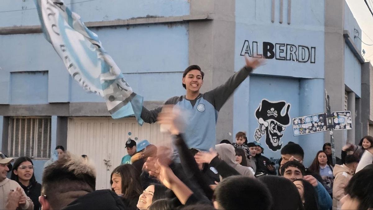Los hinchas de Belgrano celebraron en Alberdi. 
