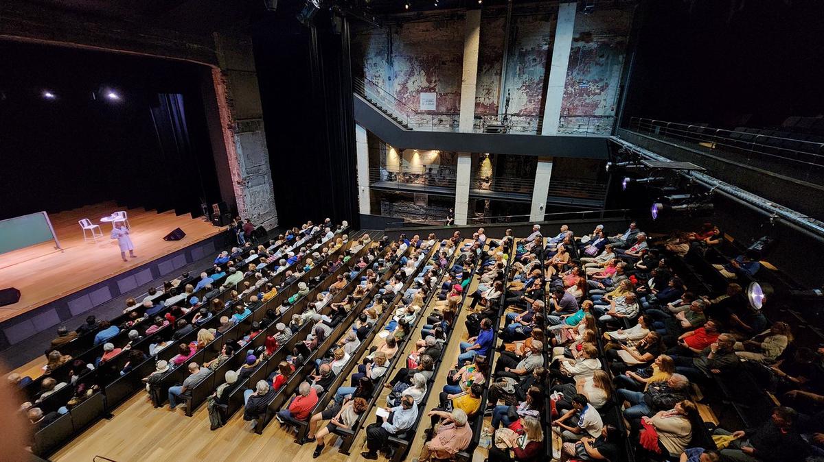 FOTO: El doctor Miroli expuso en un Teatro Comedia colmado. 