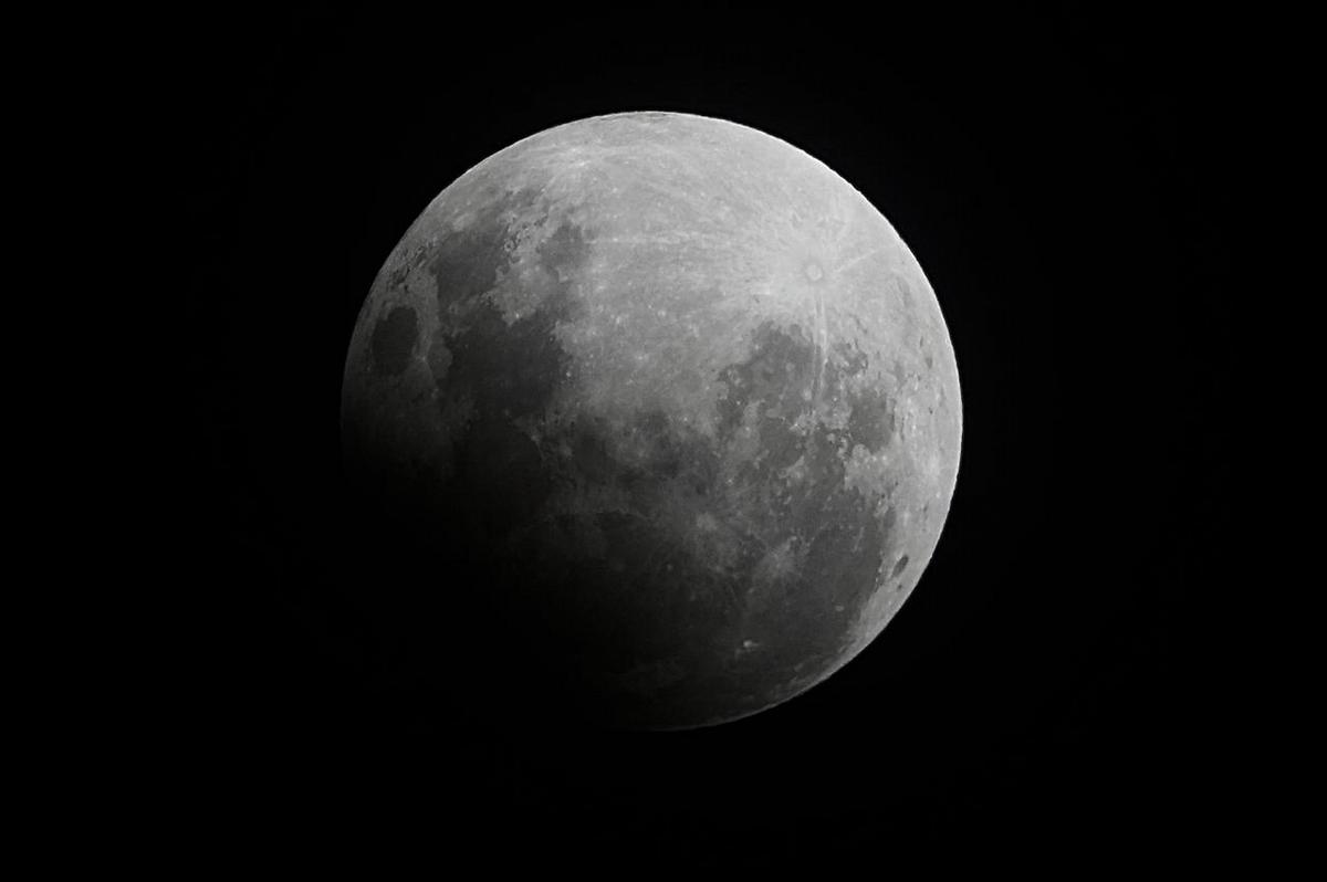 FOTO: Así se veía la Luna en Córdoba a las 23.50 de este martes (Foto: Daniel Cáceres).