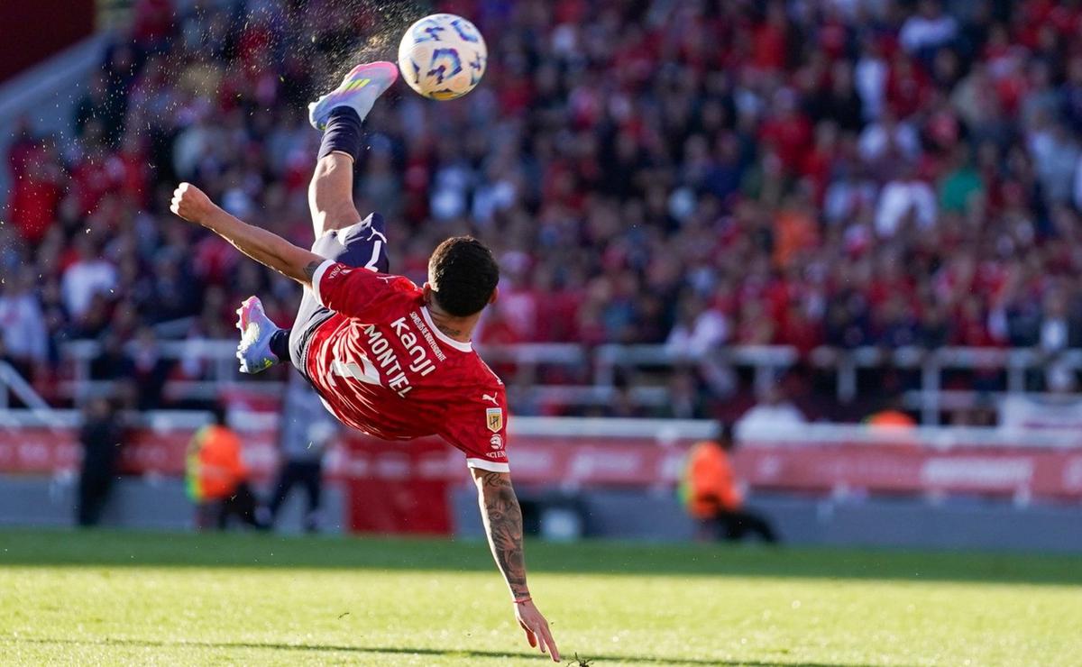 Santiago Montiel ganó el Premio Puskás por su gol de chilena (Foto: Maxi Faillá/Olé).