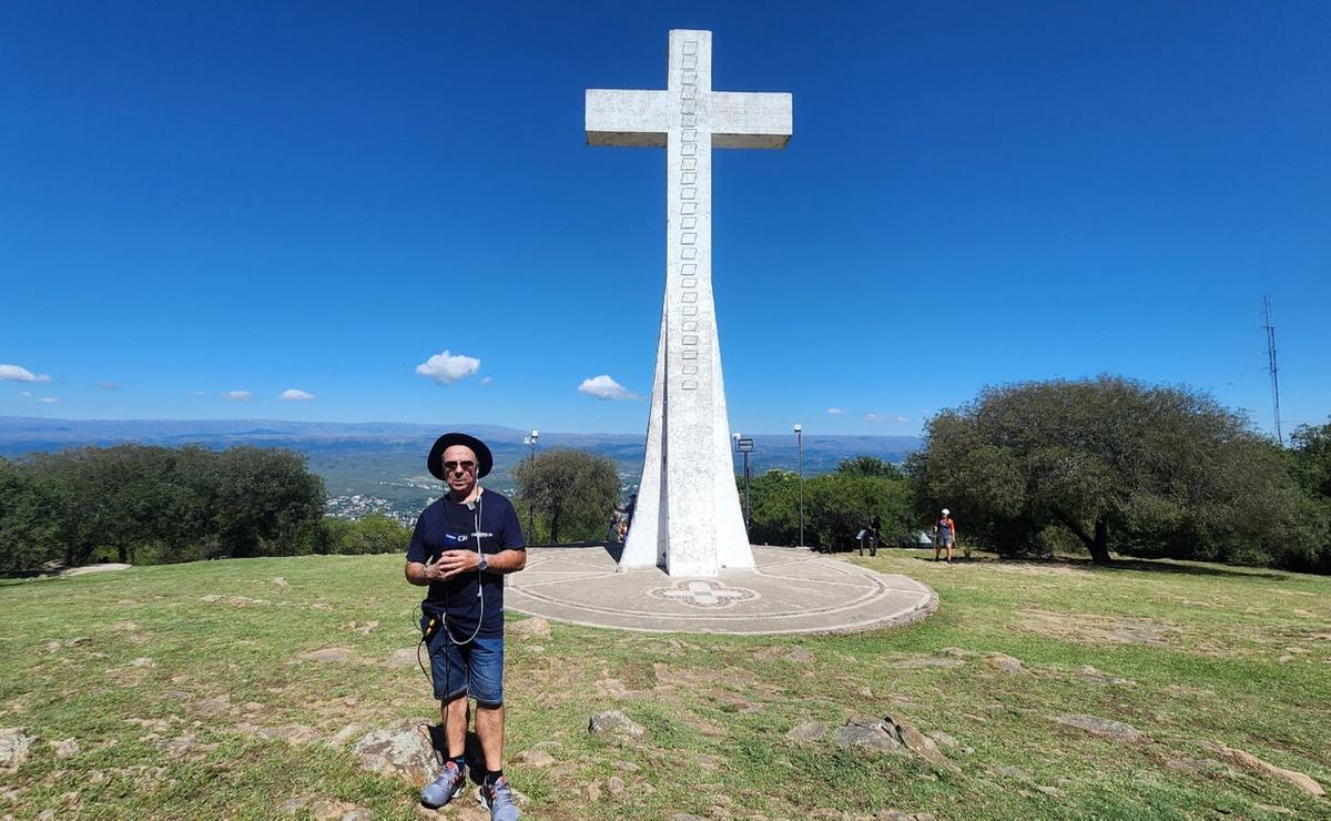 FOTO: El ascenso del Cerro de la Cruz, uno de los grandes atractivos de Carlos Paz.