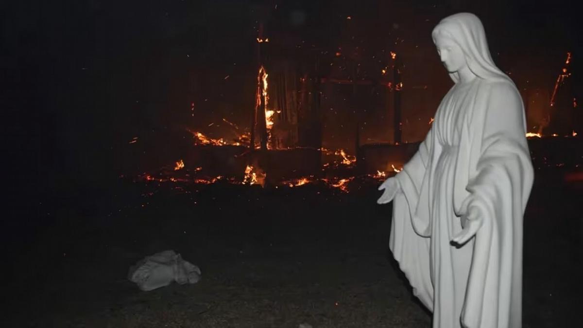 FOTO: La imagen de la virgen, intacta entre tanto desastre (FOTO: Ariel Luna)