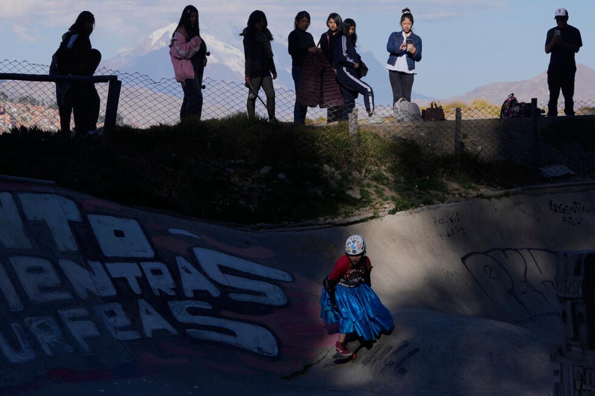 Jóvenes bolivianas muestran sus habilidades en la patineta; buscan reivindicar a la mujer indígena