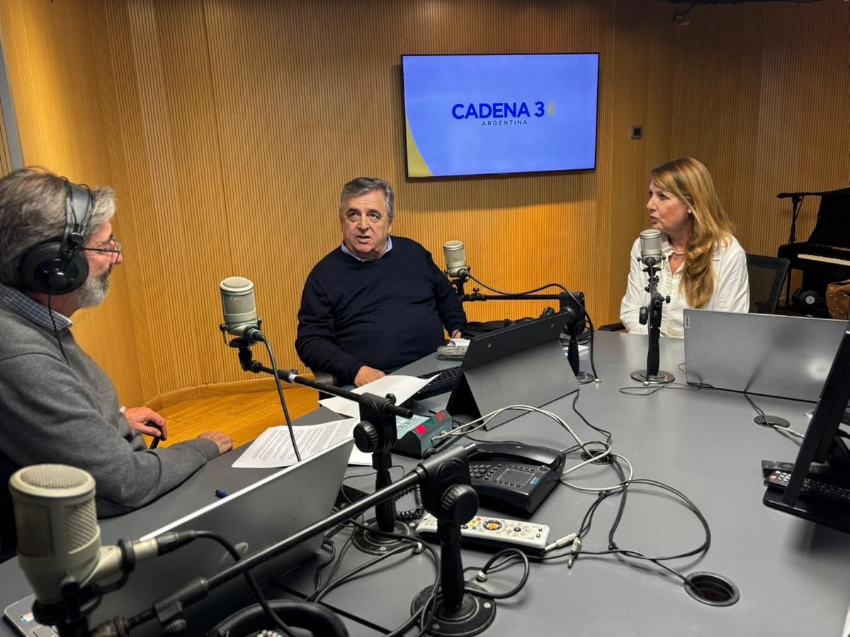 Chema Forte, Mario Negri y Alejandra Torres, en el estudio de Cadena 3.