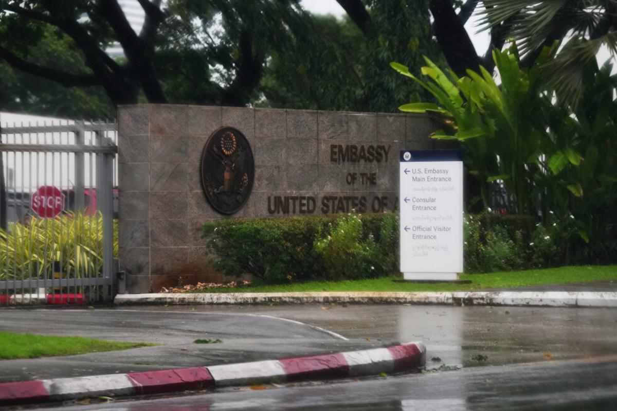 Mujer tailandesa enfrenta juicio migratorio en Myanmar por muerte de diplomático estadounidense