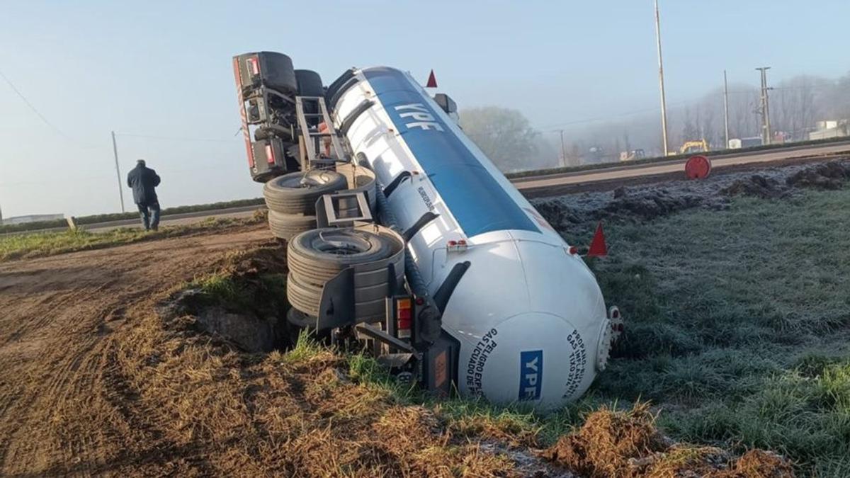 Camión con gas butano vuelca en Roque Pérez: corte total de ruta por seguridad