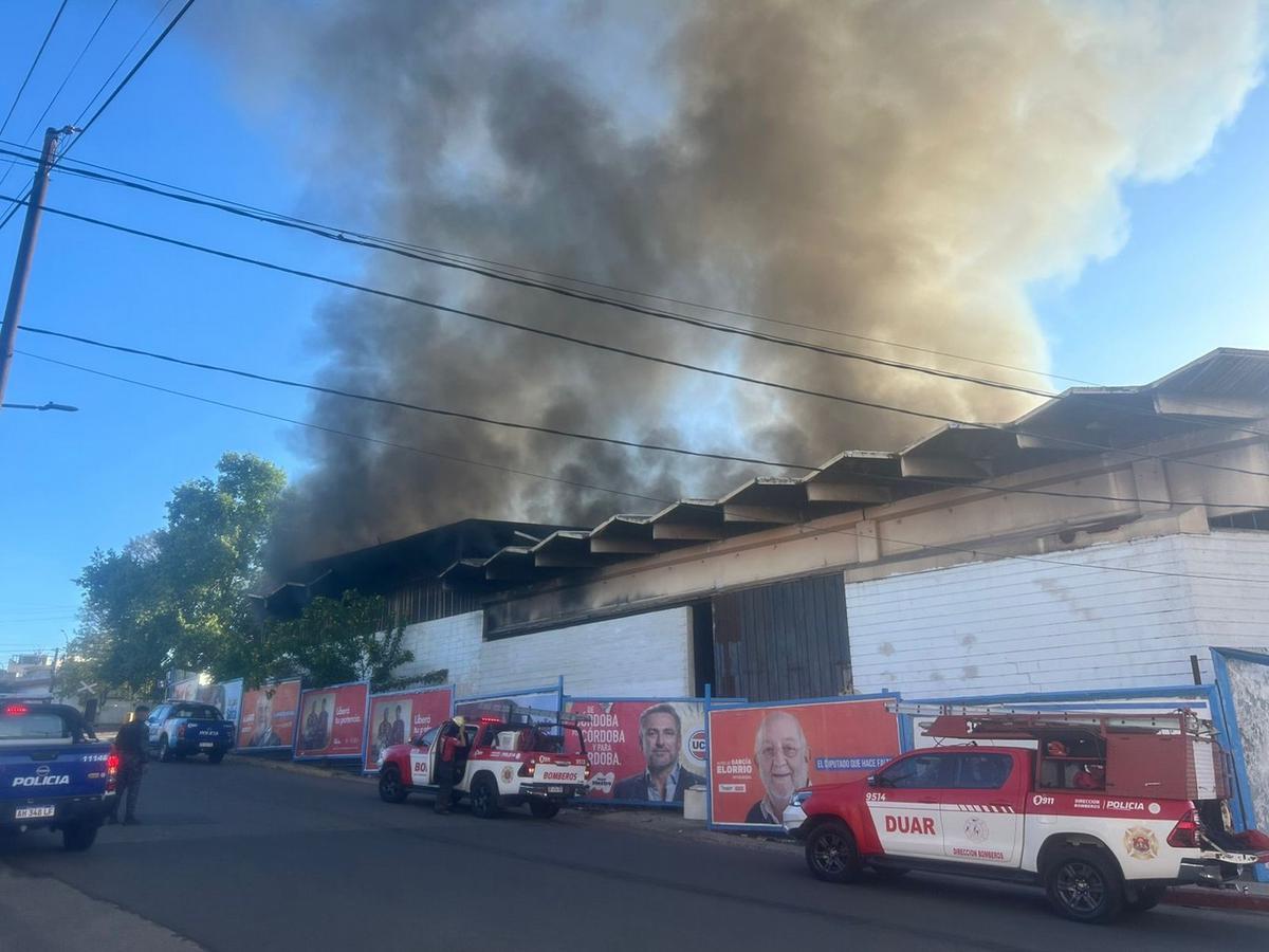 Incendio en el ex Mercado de Abasto. (Lucía González/Cadena 3)