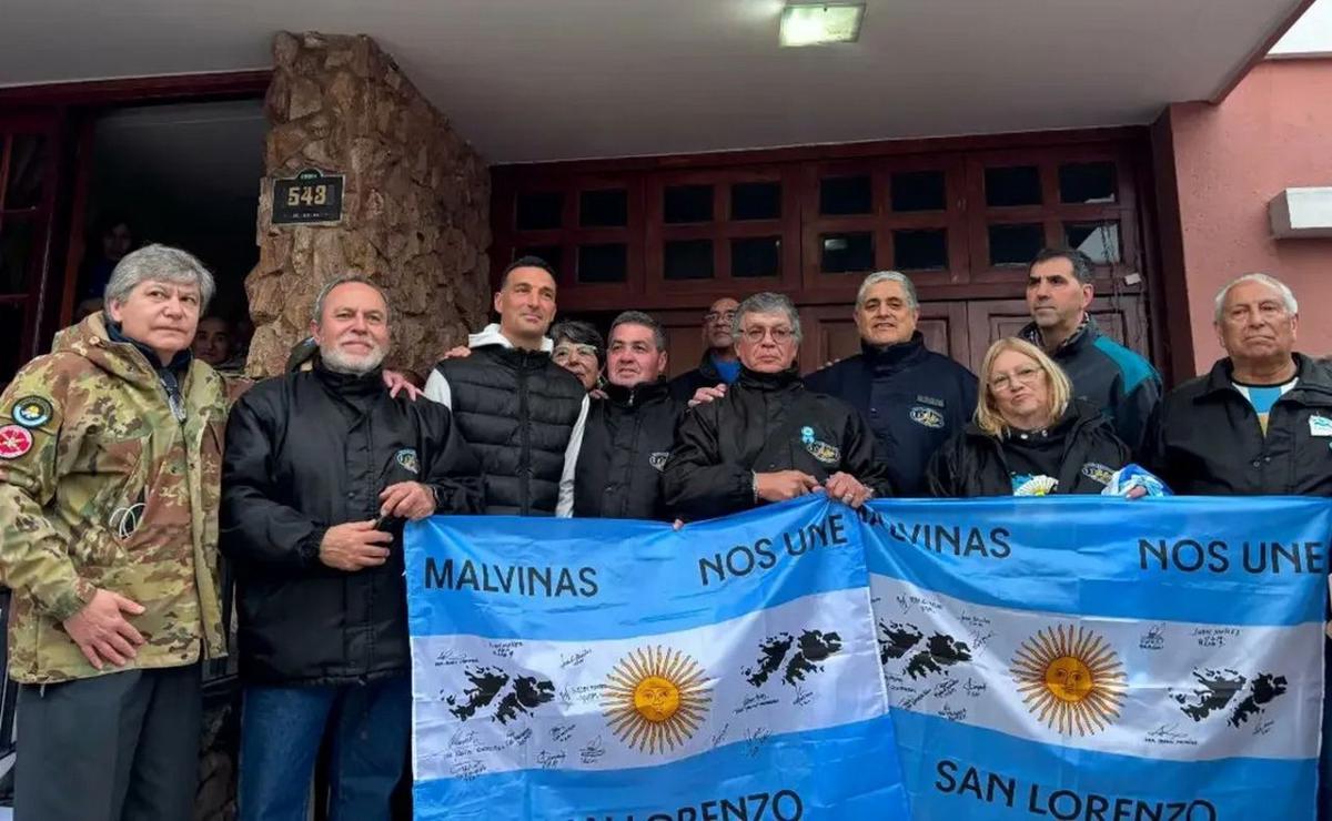 Lionel Scaloni junto a excombatientes de la ciudad de San Lorenzo.