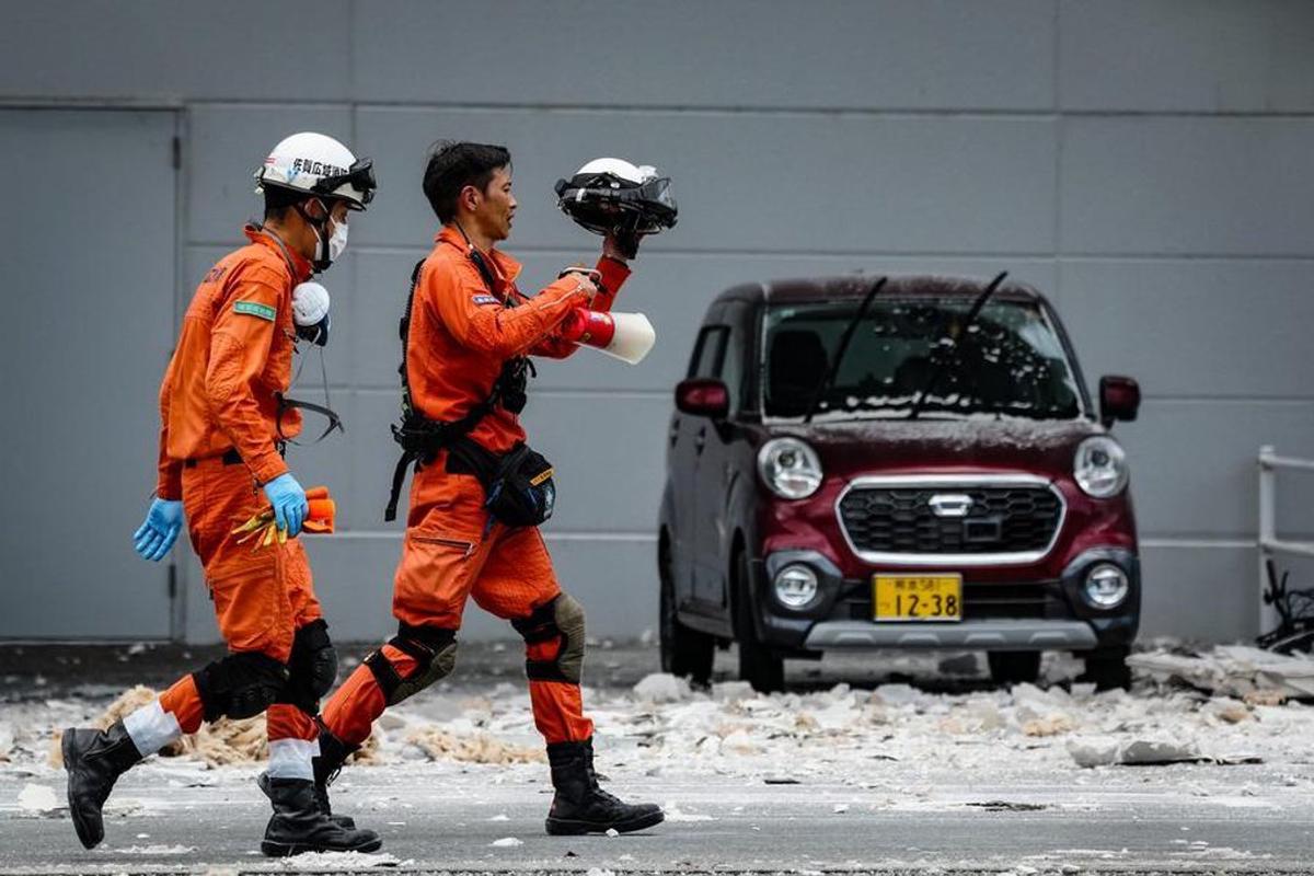 Bomberos trabajan en el exterior del centro comercial AEON Mall Kumamoto en la ciudad de Kashima.