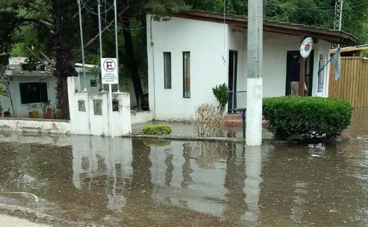 FOTO: Villa Los Aromos quedó aislada por la crecida del río Anisacate. (Diario Tortuga)